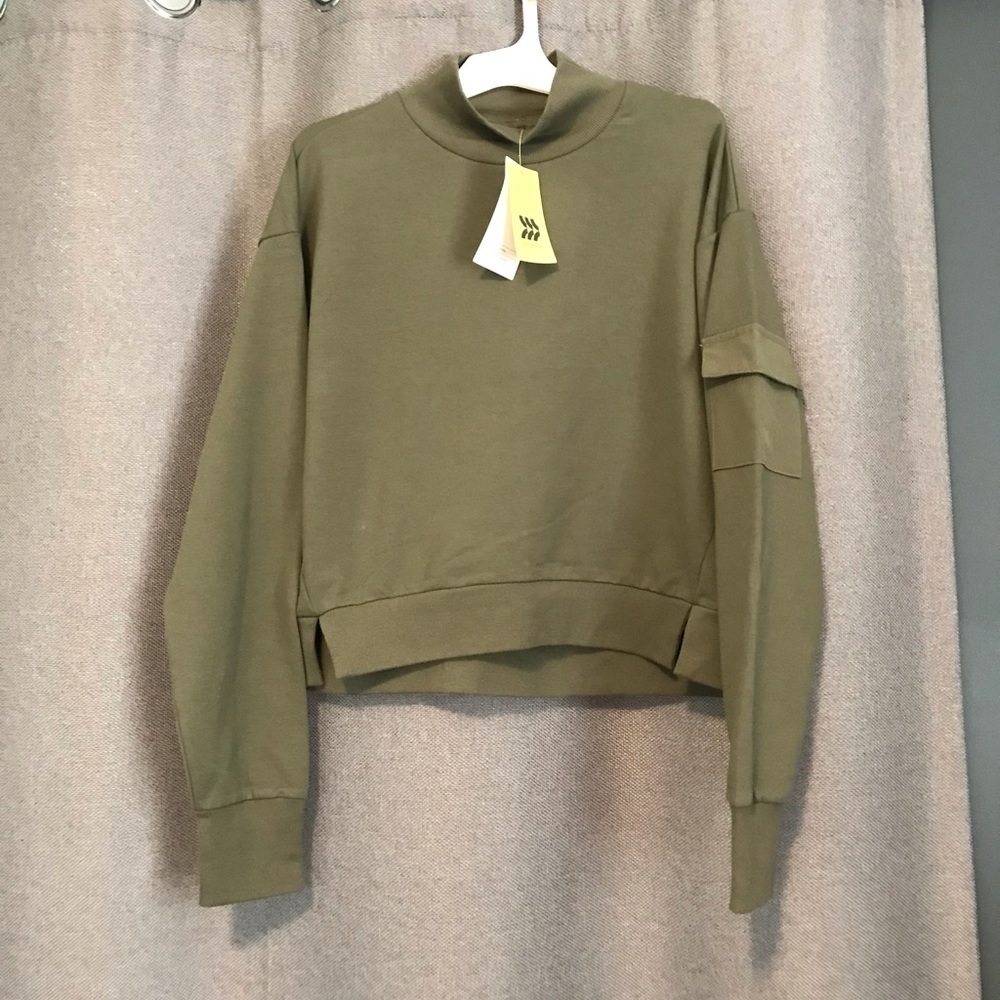 NWT “All in motion” Pullover Cropped Top